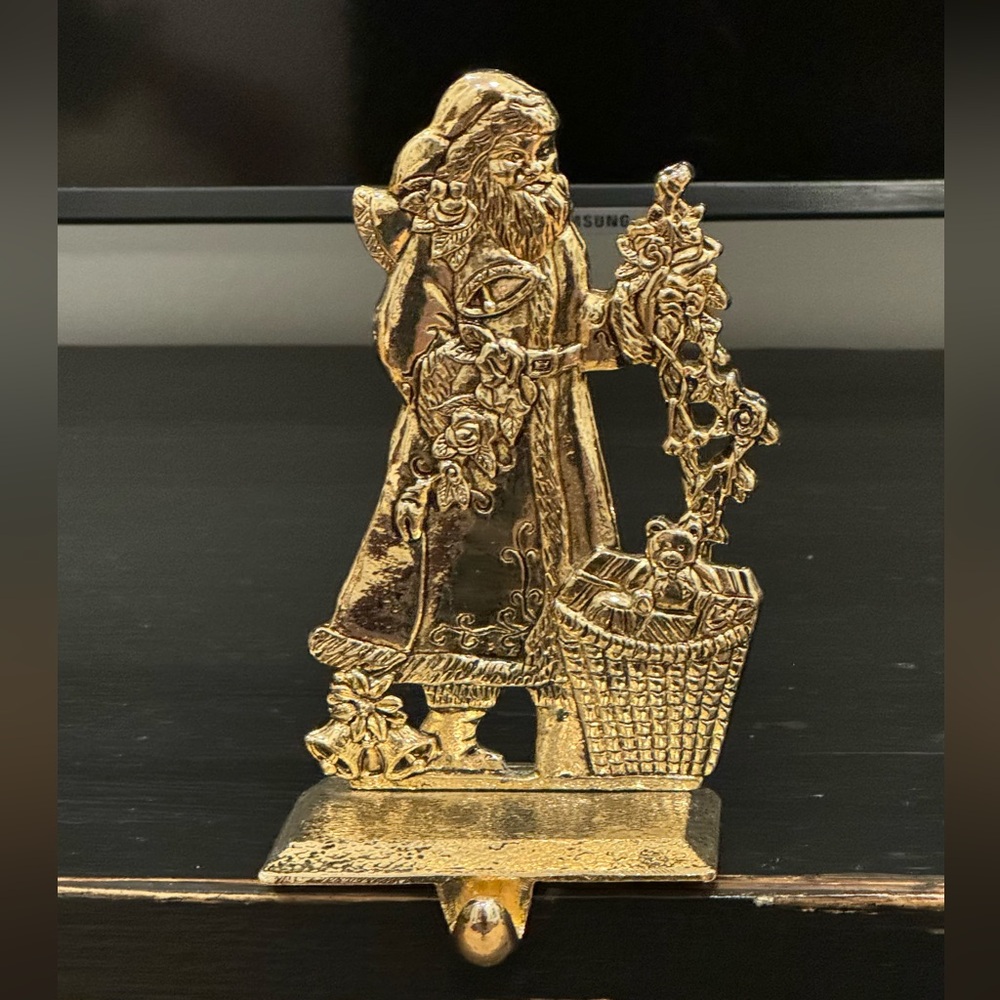 Stocking Holder / Vicktirian  Santa with Basket of Toys 6" Enesco Gold Tone